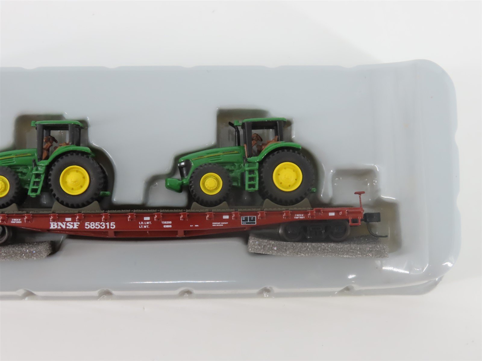 N Scale Athearn 10443 BNSF 53' Flat Car #585315 w/ John Deere Tractors Load