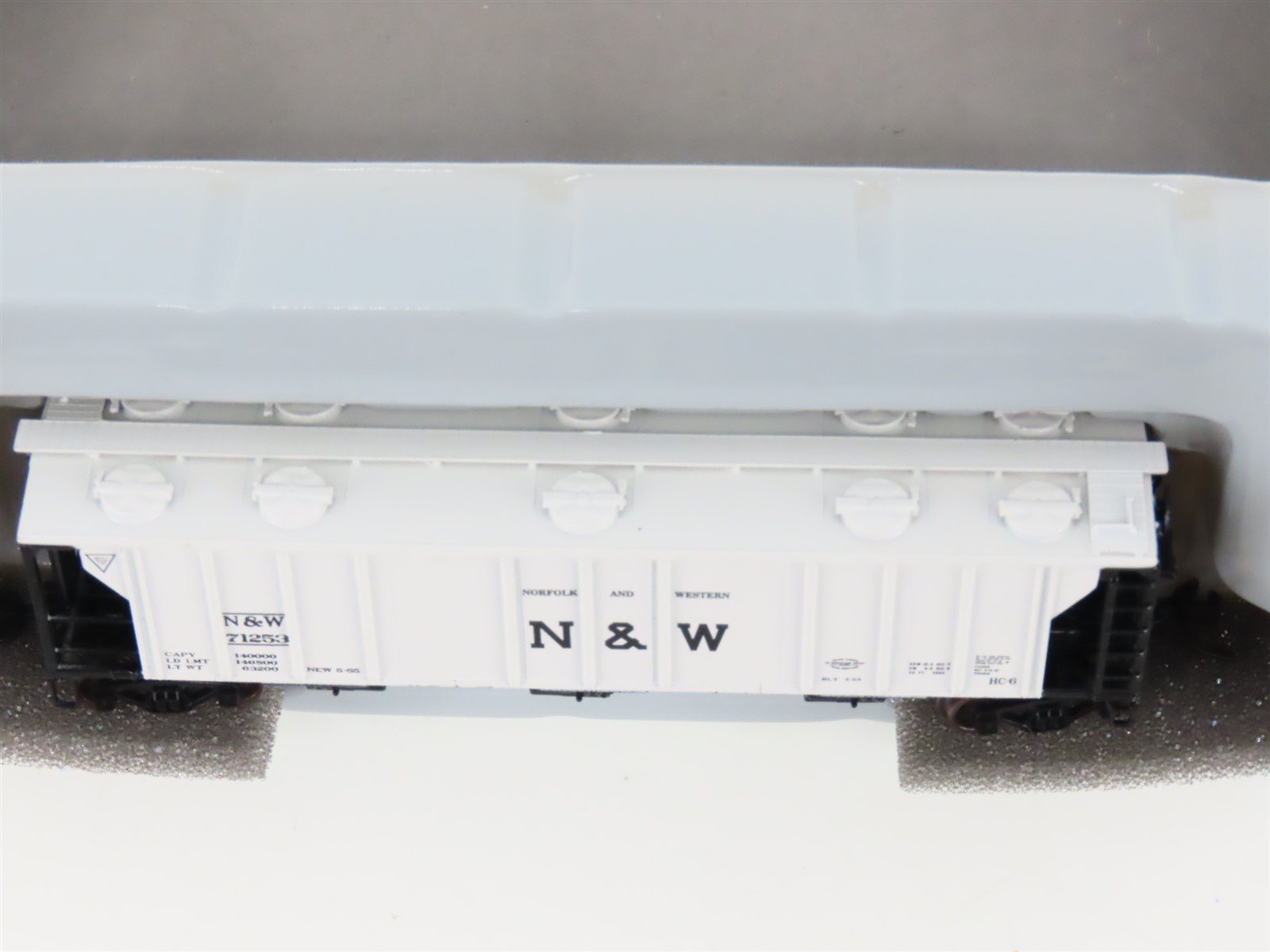 N Scale Athearn 11368 N&W Norfolk & Western 3-Bay Covered Hopper #71253