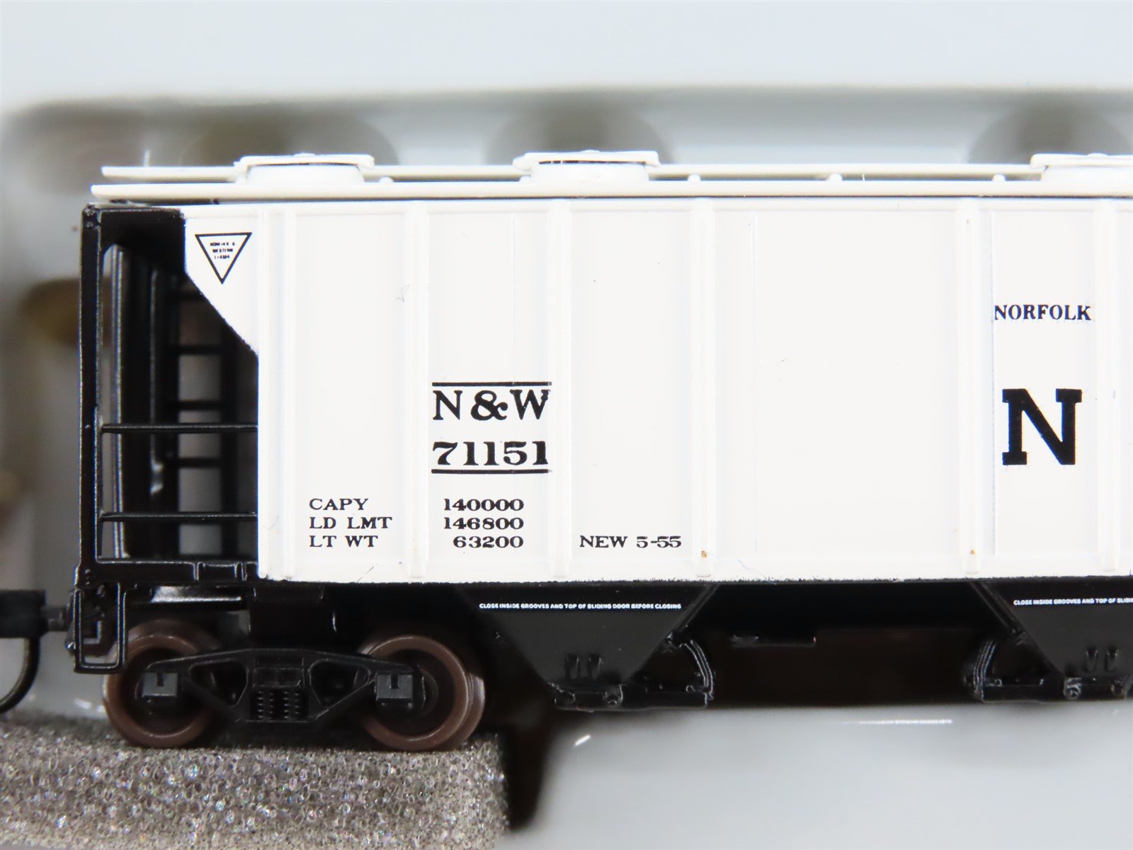N Scale Athearn 11366 N&W Norfolk & Western 3-Bay Covered Hopper #71151