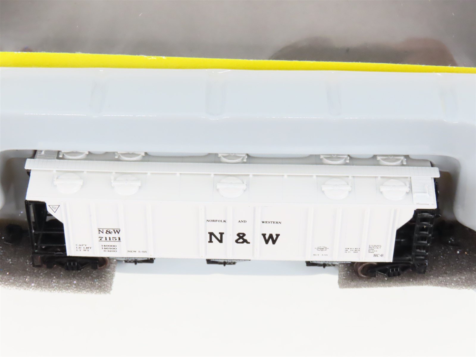 N Scale Athearn 11366 N&W Norfolk & Western 3-Bay Covered Hopper #71151