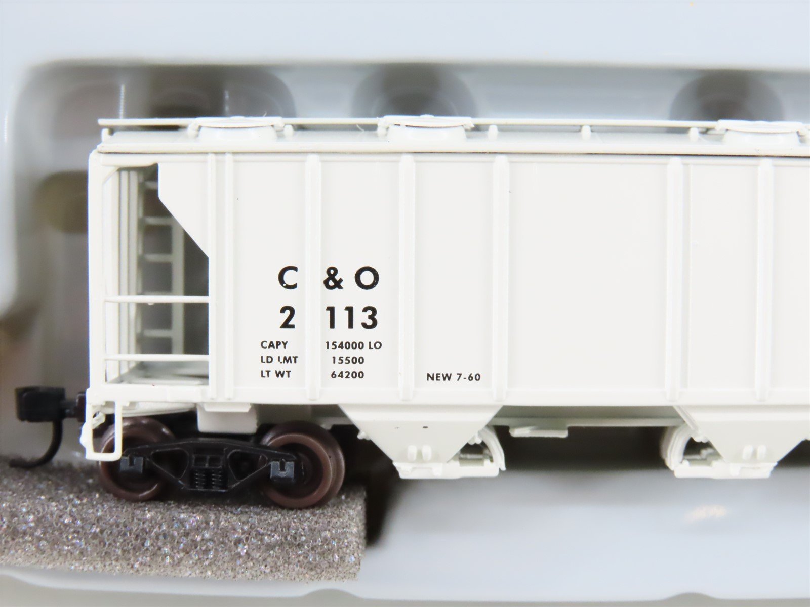 N Scale Athearn 11357 C&O Chesapeake & Ohio Progress 3-Bay Covered Hopper #2113