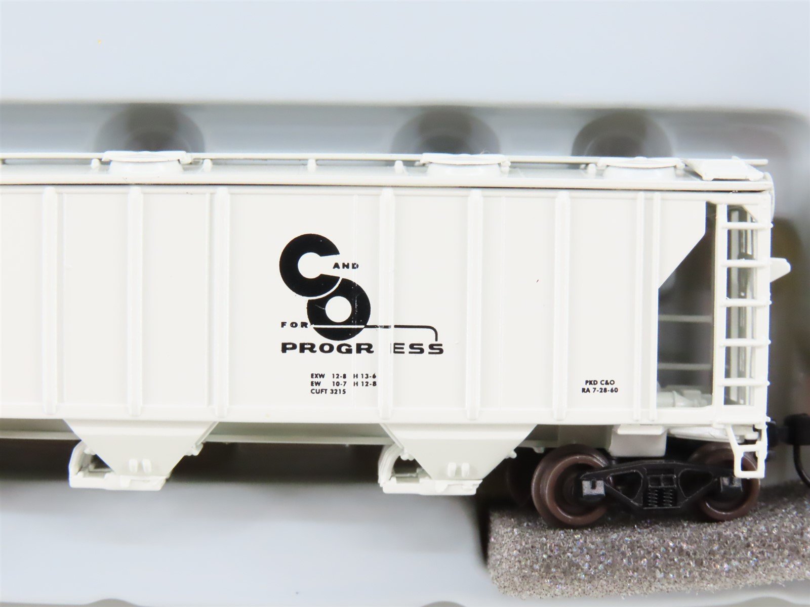 N Scale Athearn 11357 C&O Chesapeake & Ohio Progress 3-Bay Covered Hopper #2113