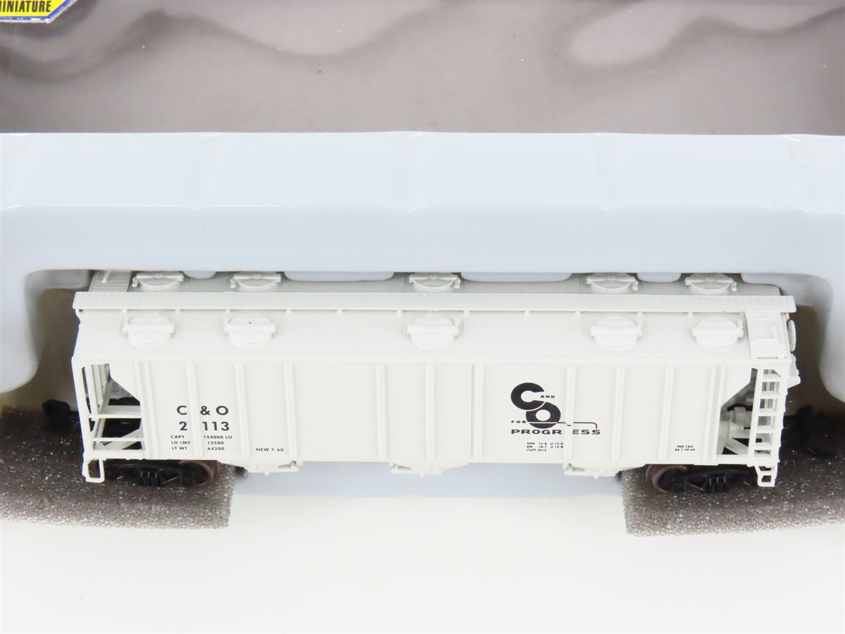 N Scale Athearn 11357 C&amp;O Chesapeake &amp; Ohio Progress 3-Bay Covered Hopper #2113