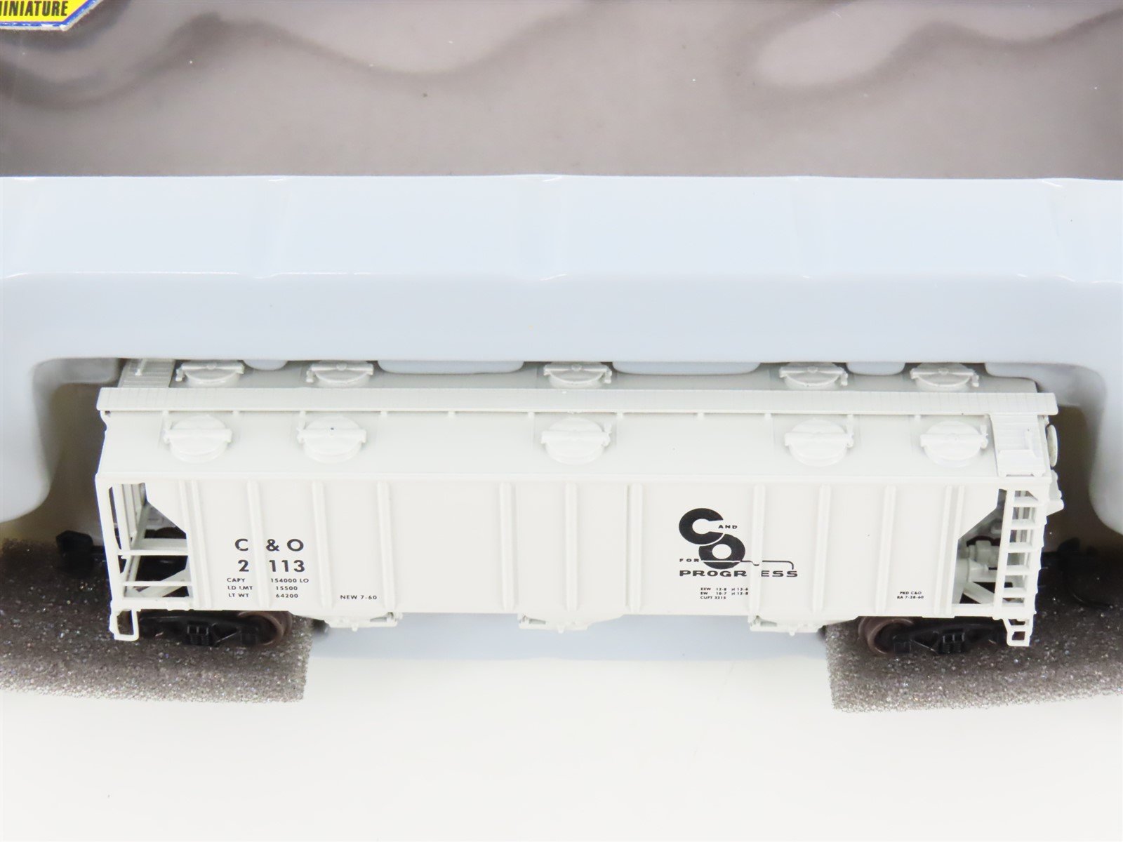 N Scale Athearn 11357 C&O Chesapeake & Ohio Progress 3-Bay Covered Hopper #2113