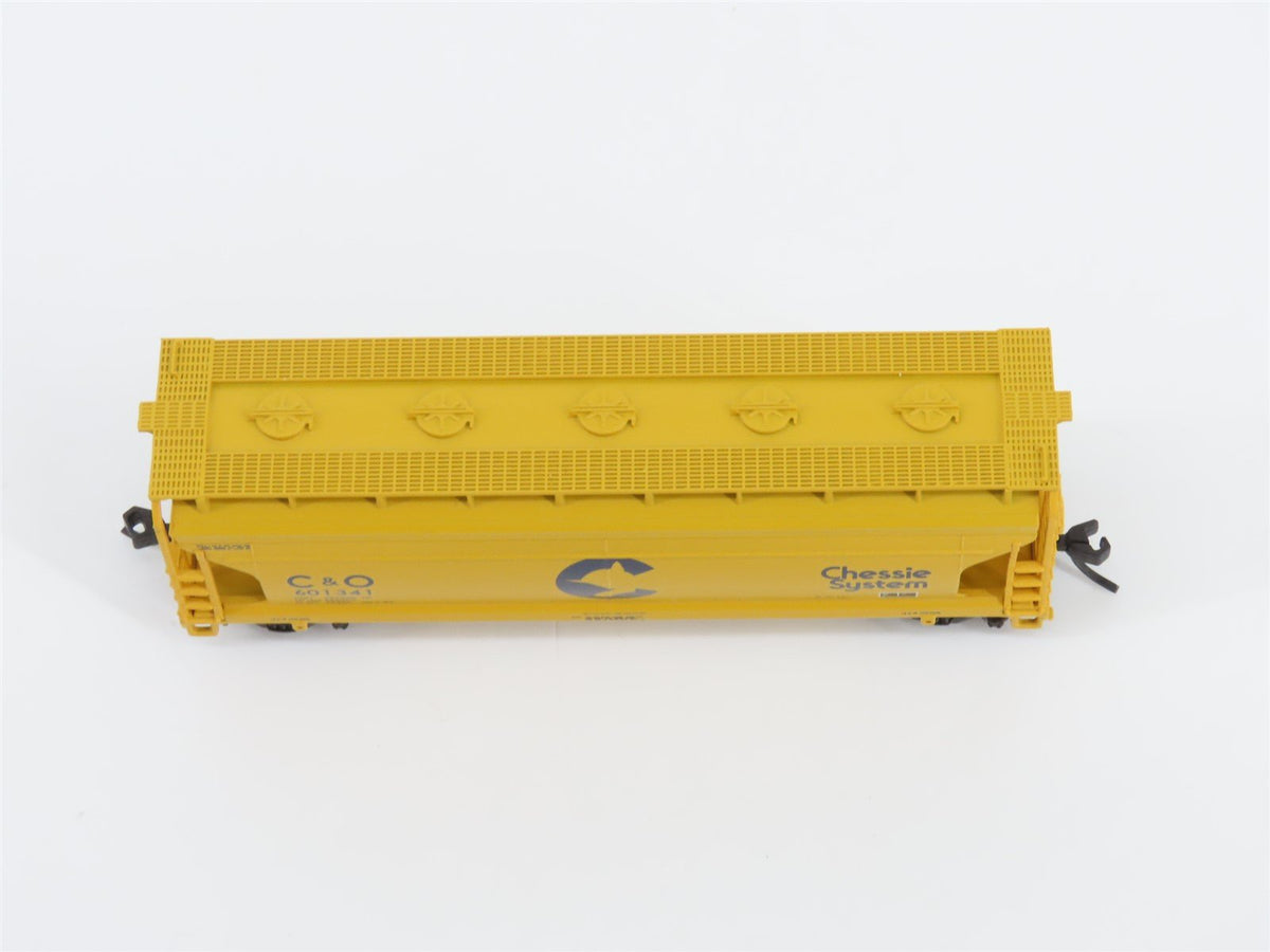 N Scale Atlas Trainman 39921 C&amp;O Chessie System 3-Bay Covered Hopper #601341