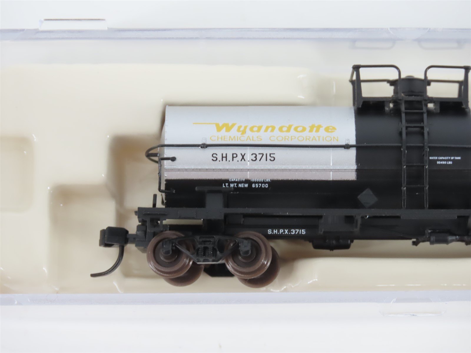 N Scale Atlas 43911 SHPX Wyandotte Chemicals 11,000 Gallon Tank Car #3715