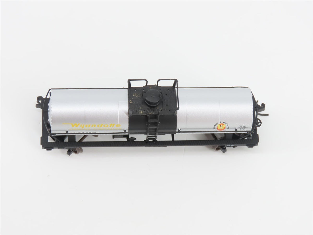 N Scale Atlas 43911 SHPX Wyandotte Chemicals 11,000 Gallon Tank Car #3715