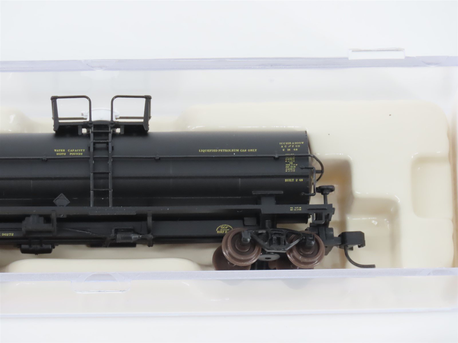 N Scale Atlas 43674 UTLX Union Tank Car 11,000 Gallon Tank Car #96272