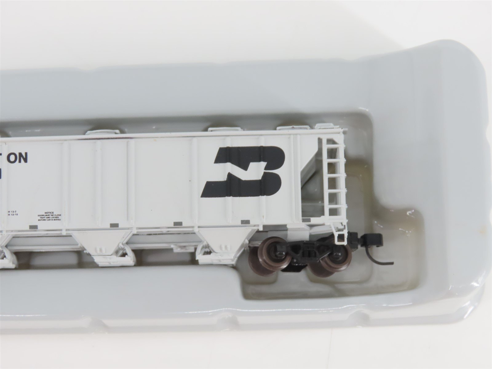 N Scale Athearn 11354 BN Burlington Northern 3-Bay Covered Hopper #435002