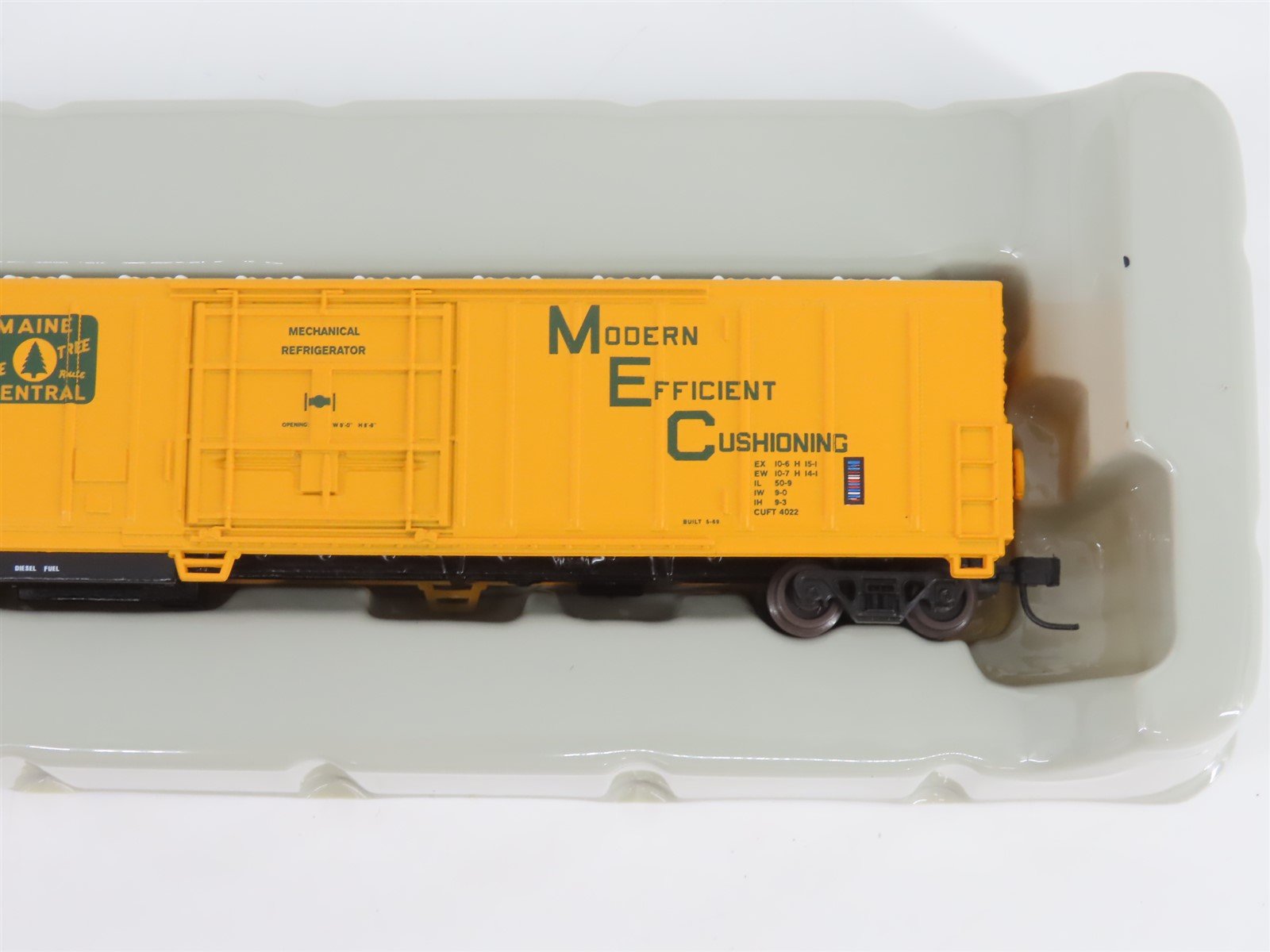 N Scale Athearn 11106 MEC Maine Central Pine Tree Route 57' Mechanical Reefer #2