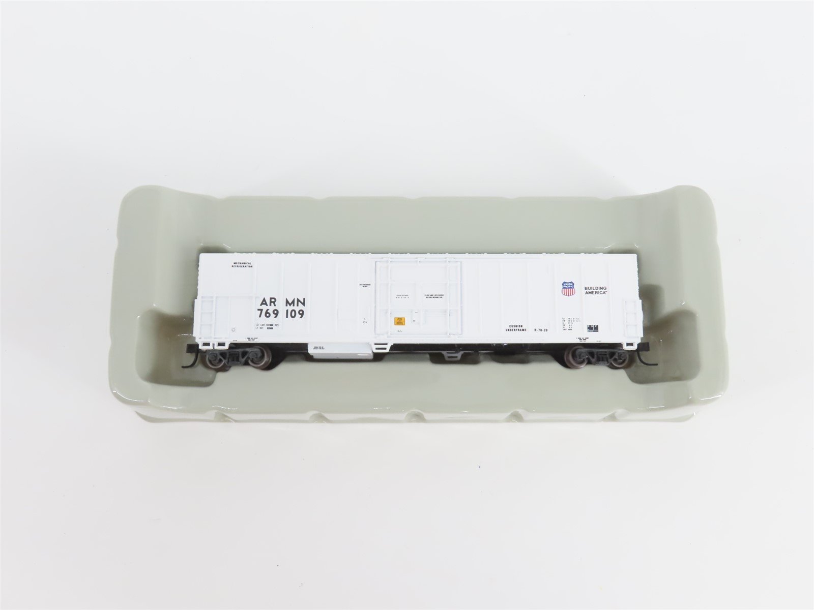 N Scale Athearn 11101 ARMN UP Union Pacific 57' Mechanical Reefer #769109