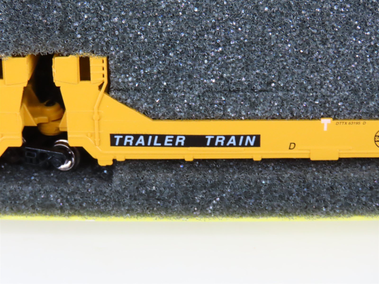 N Scale Deluxe Innovations 15020M-B DTTX ATSF Gunderson Twinstack 5-Car Set