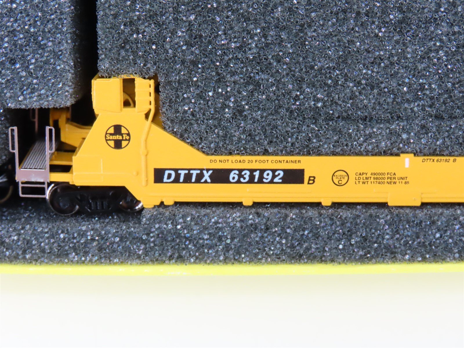 N Scale Deluxe Innovations 15020M-A DTTX ATSF Gunderson Twinstack 5-Car Set