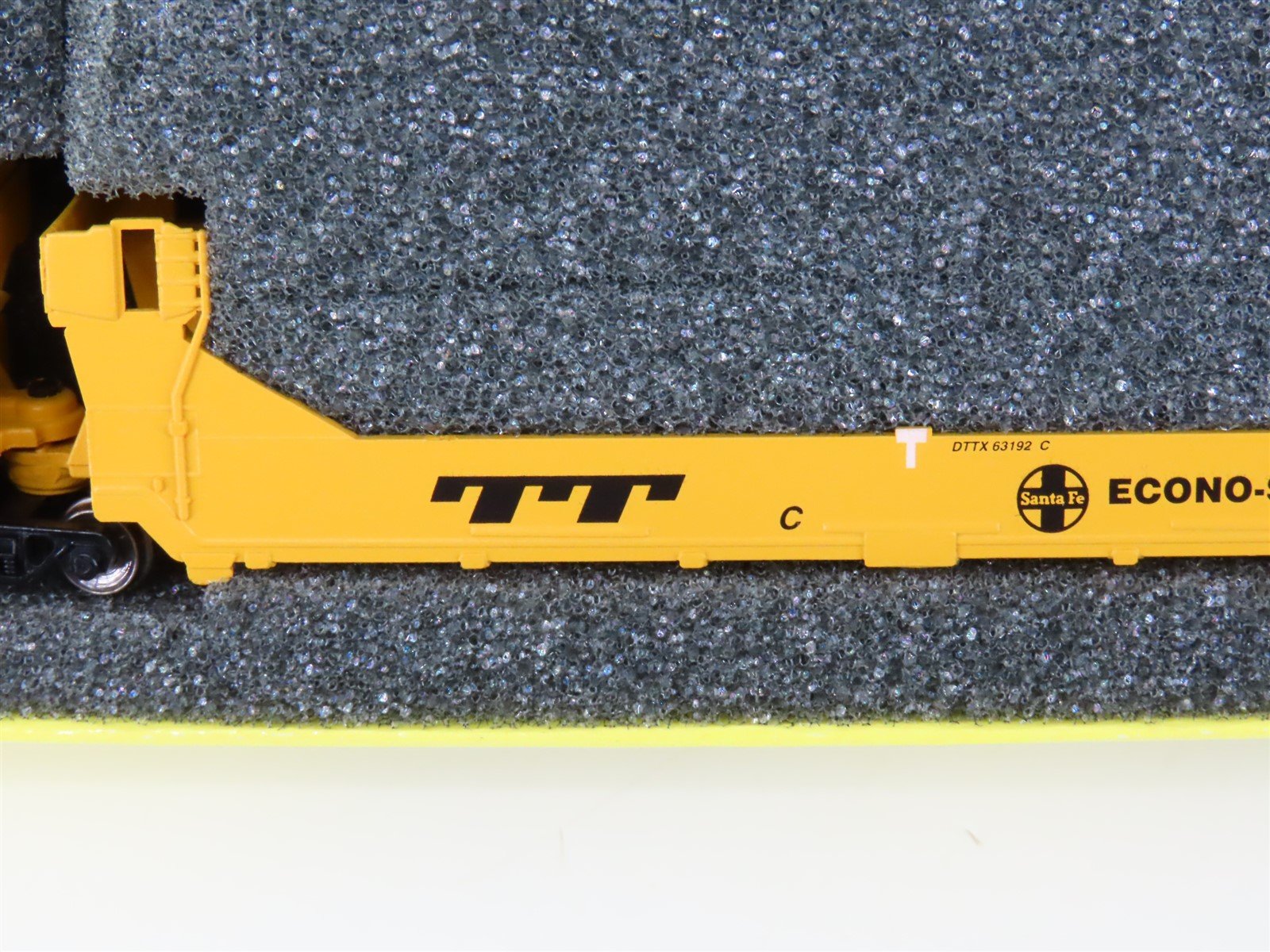 N Scale Deluxe Innovations 15020M-A DTTX ATSF Gunderson Twinstack 5-Car Set