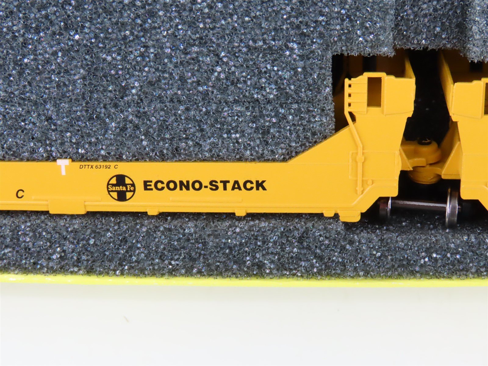 N Scale Deluxe Innovations 15020M-A DTTX ATSF Gunderson Twinstack 5-Car Set