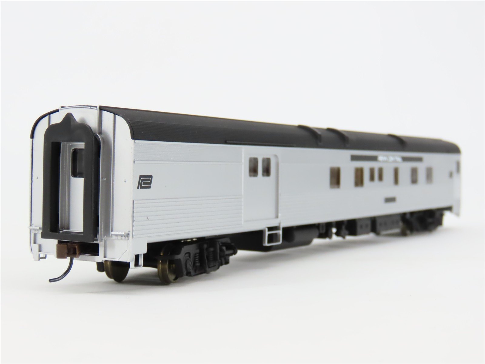 HO Scale Walthers 932-6475 PC Penn Central 85' Budd Baggage-Dorm Passenger Car