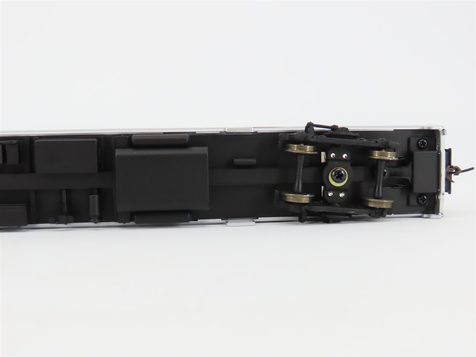 HO Scale Walthers 932-6475 PC Penn Central 85' Budd Baggage-Dorm Passenger Car