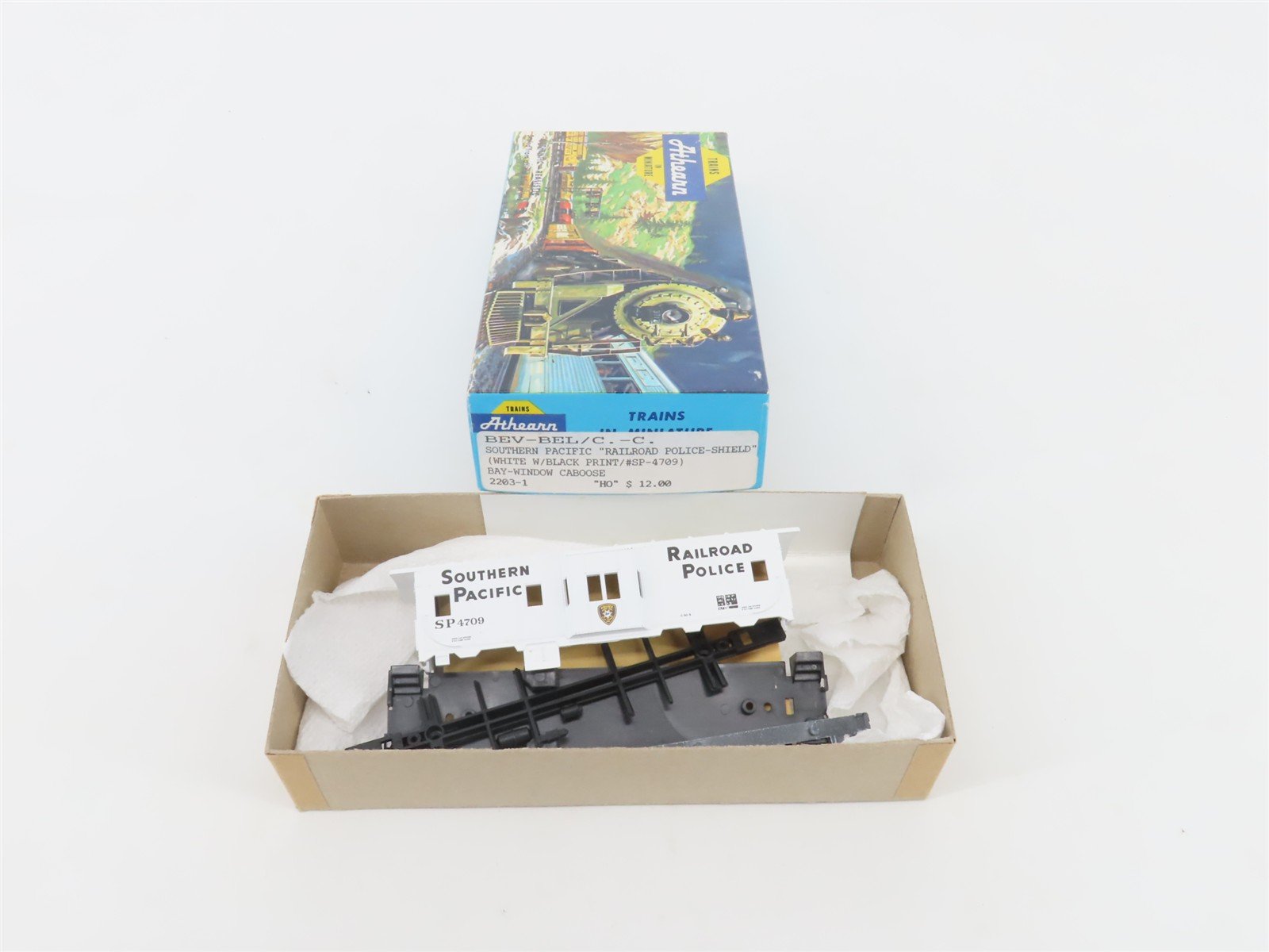 HO Scale Athearn Bev-Bel Kit 2203-1 SP Railroad Police Bay Window Caboose #4709