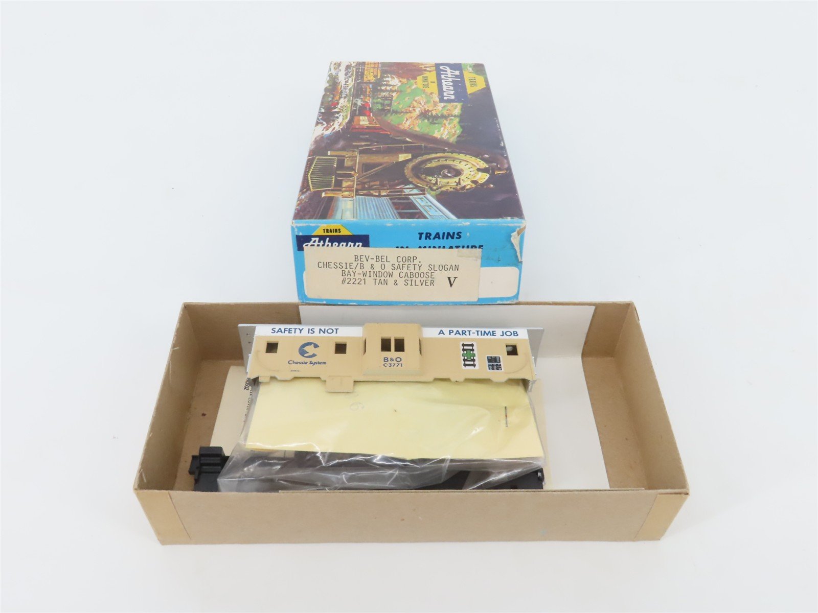 HO Athearn Bev-Bel Kit 2221 B&O Chessie System Safety Bay Window Caboose #C-3771
