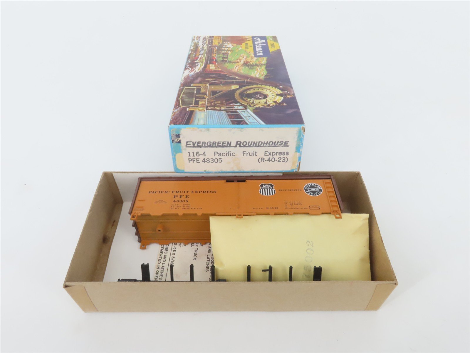 HO Athearn/Evergreen Roundhouse Kit 116-4 PFE Pacific Fruit Express Reefer 48305