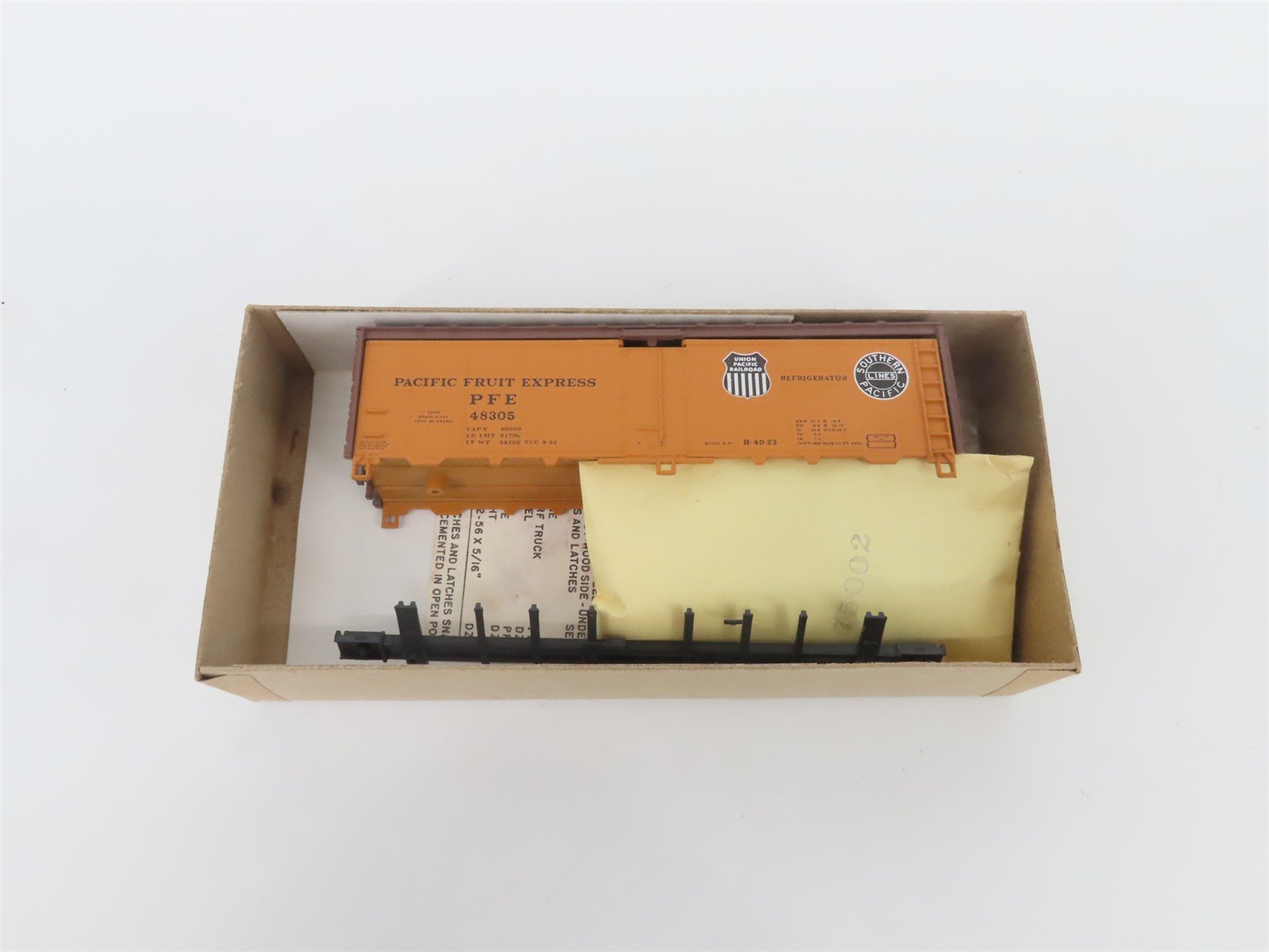 HO Athearn/Evergreen Roundhouse Kit 116-4 PFE Pacific Fruit Express Reefer 48305