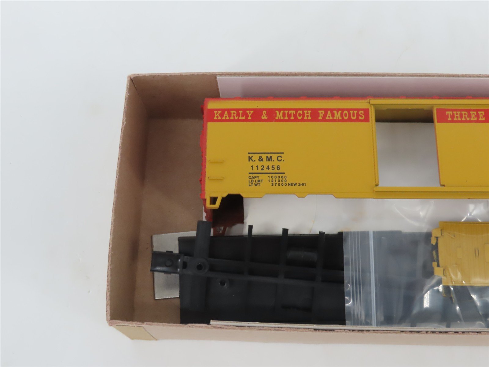 HO Scale Athearn Bev-Bel Kit #882 K&MC Karly & Mitch Circus 40' Box Car #112456