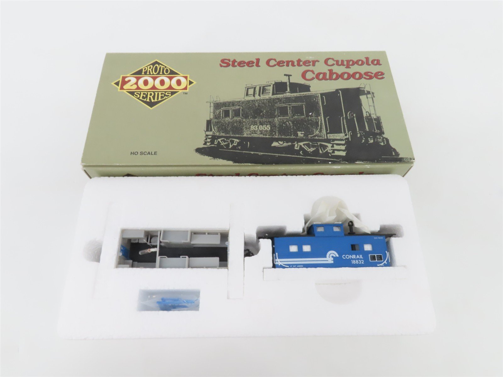 HO Proto 2000 Kit #8232 CR Conrail Center Cupola Steel Caboose #18832 w/ Light