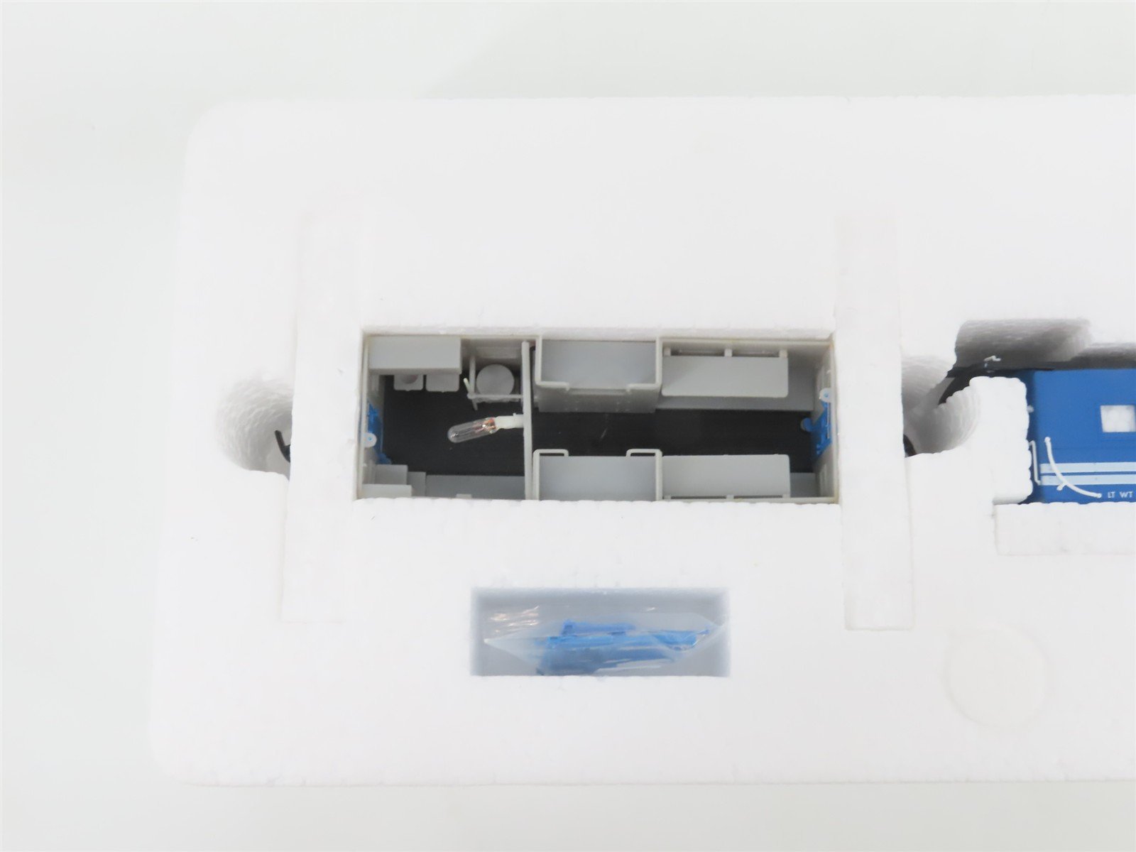 HO Proto 2000 Kit #8232 CR Conrail Center Cupola Steel Caboose #18832 w/ Light