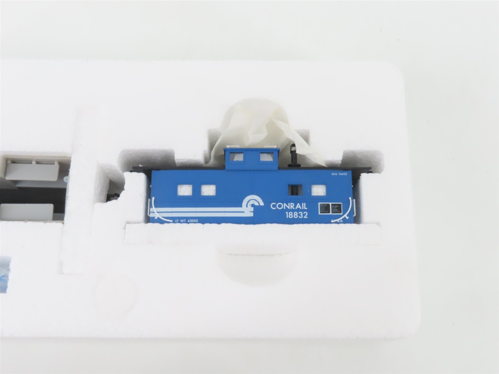 HO Proto 2000 Kit #8232 CR Conrail Center Cupola Steel Caboose #18832 w/ Light