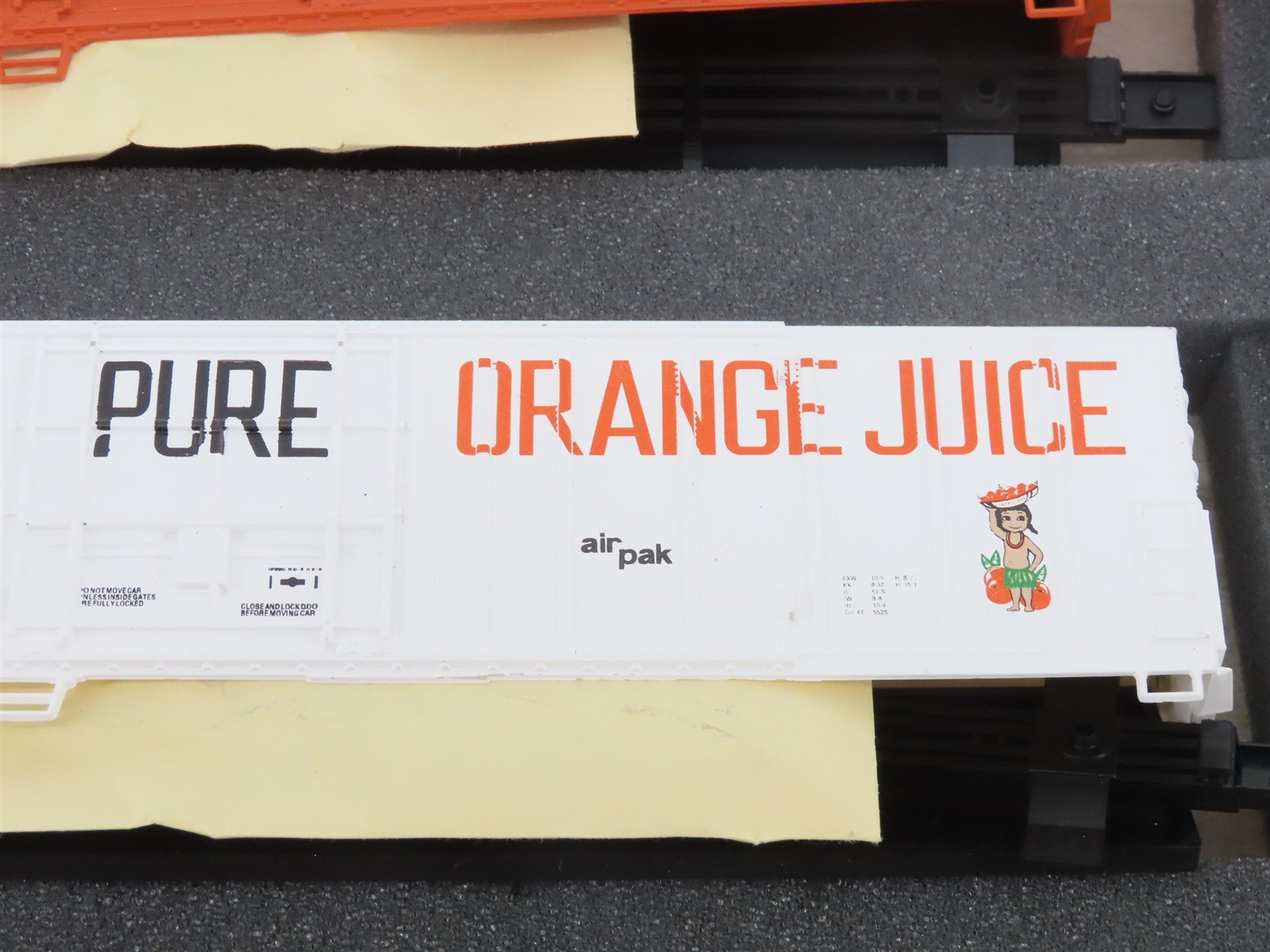 HO Scale Athearn SE Kit 2302 TPIX Tropicana 57' Mech Reefers 2-Pack