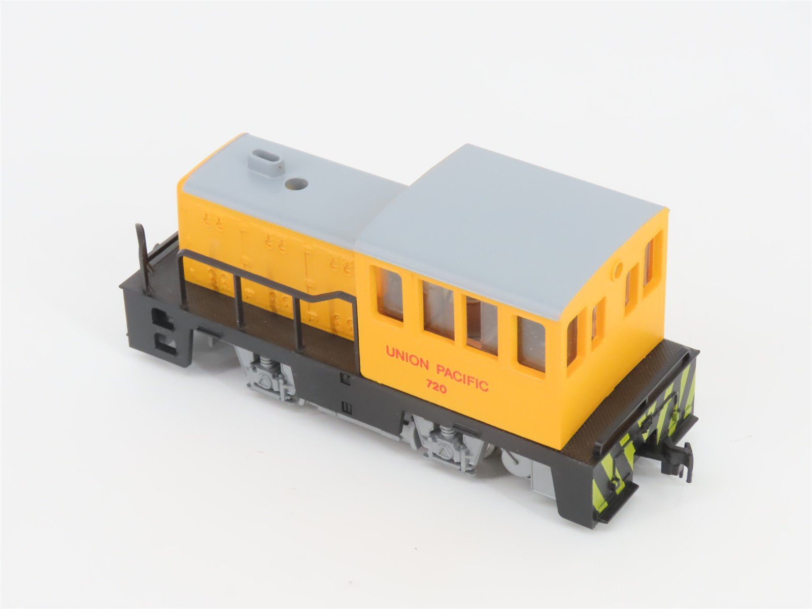 HO Bachmann AA41068001 UP Union Pacific 35-Ton Industrial Diesel Switcher #720