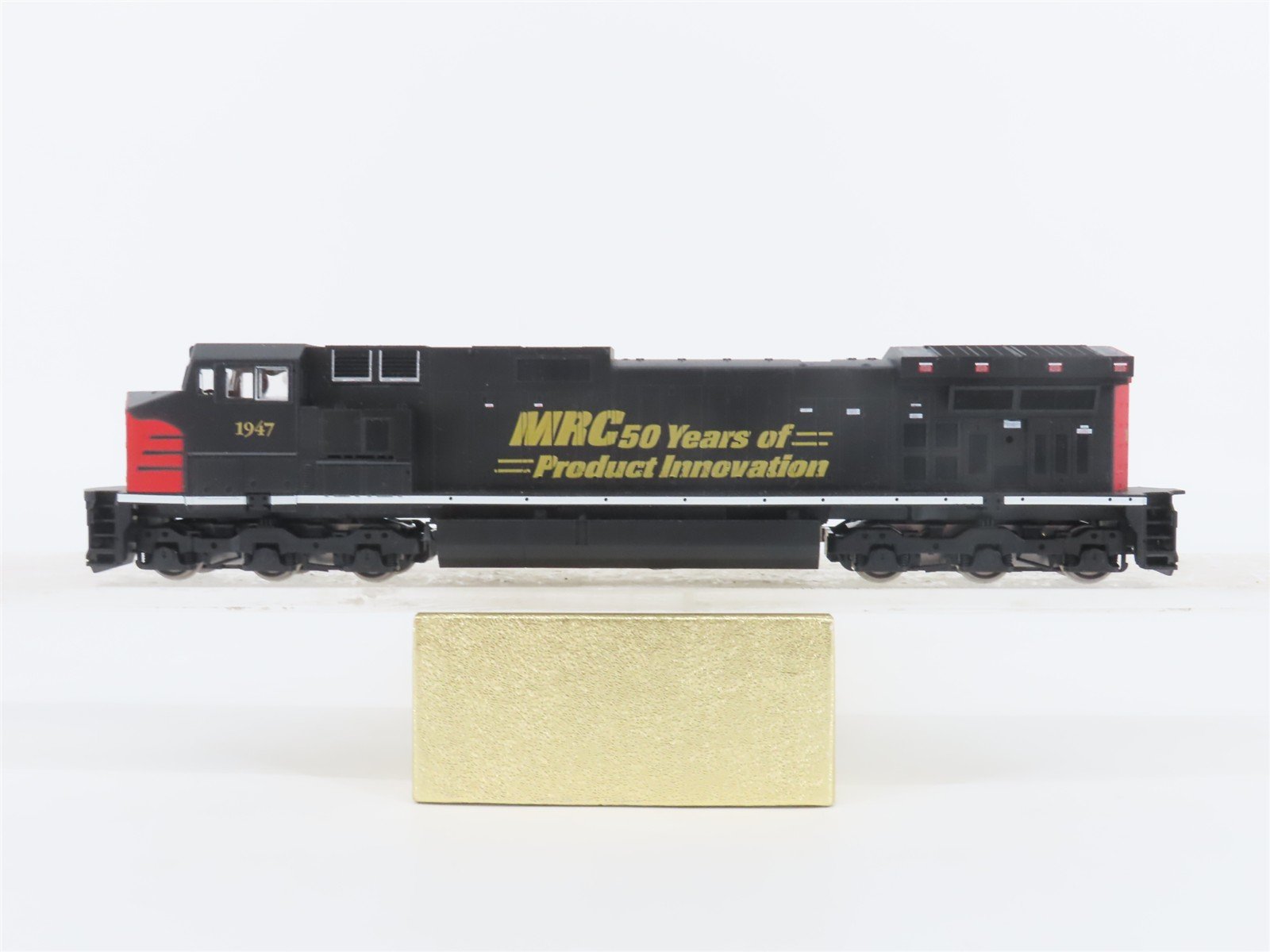 HO Scale MRC/Athearn AC100 MRC 50th Anniversary GE C44-9W "Dash 9" Diesel #1947