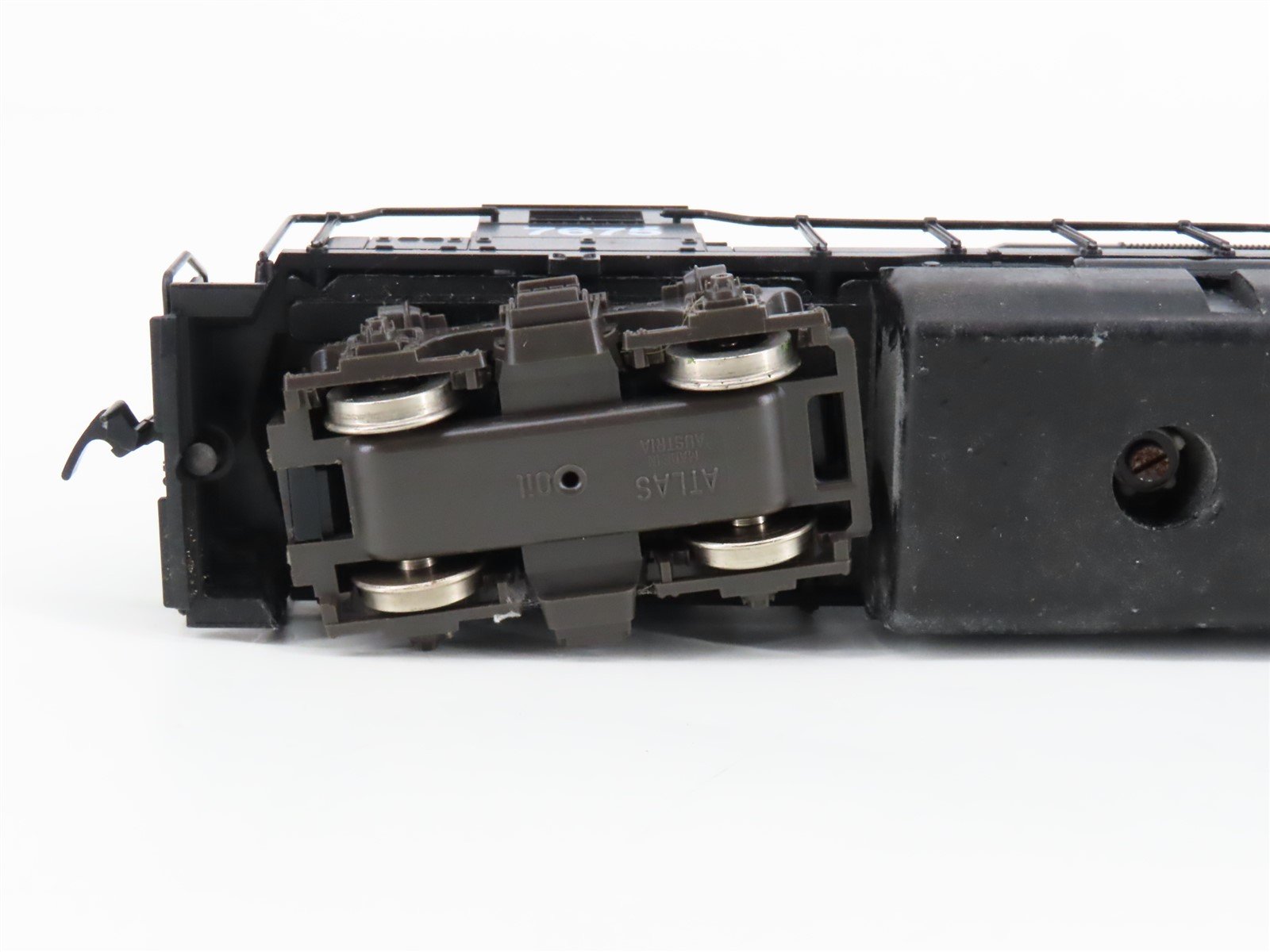 HO Scale Atlas 7066 PC Penn Central GP38 Diesel Locomotive #7675