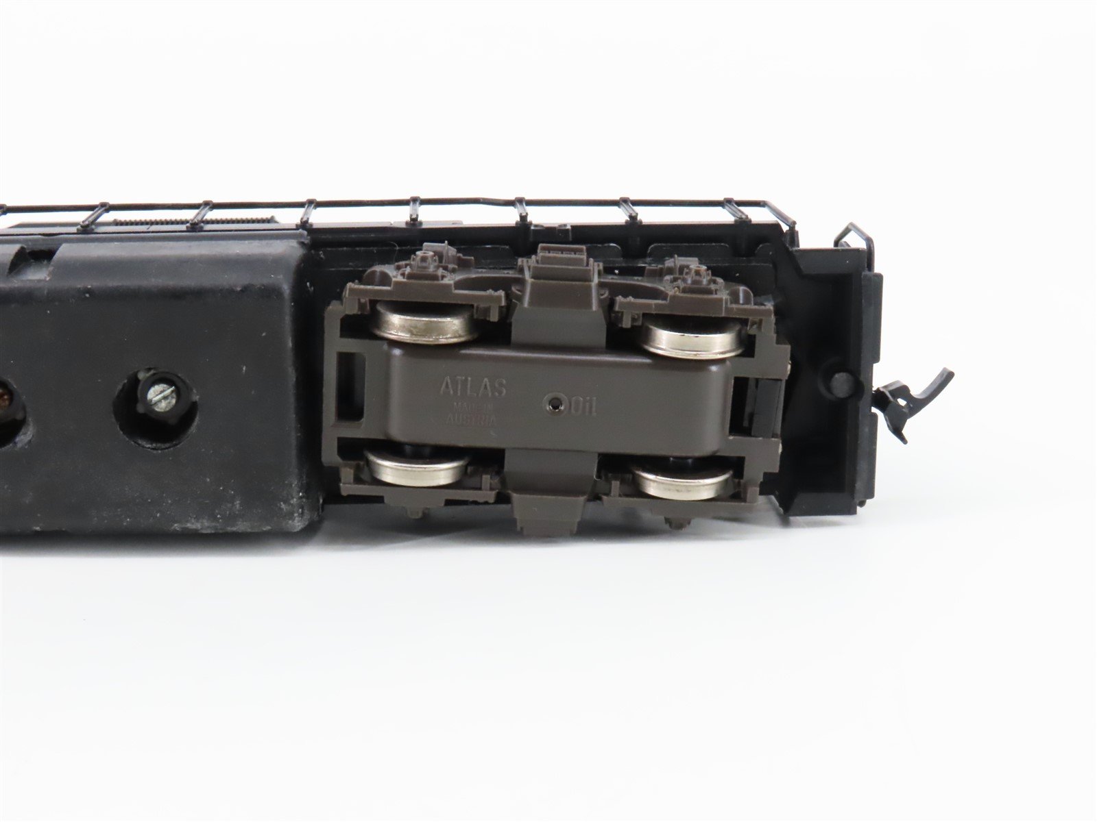 HO Scale Atlas 7066 PC Penn Central GP38 Diesel Locomotive #7675