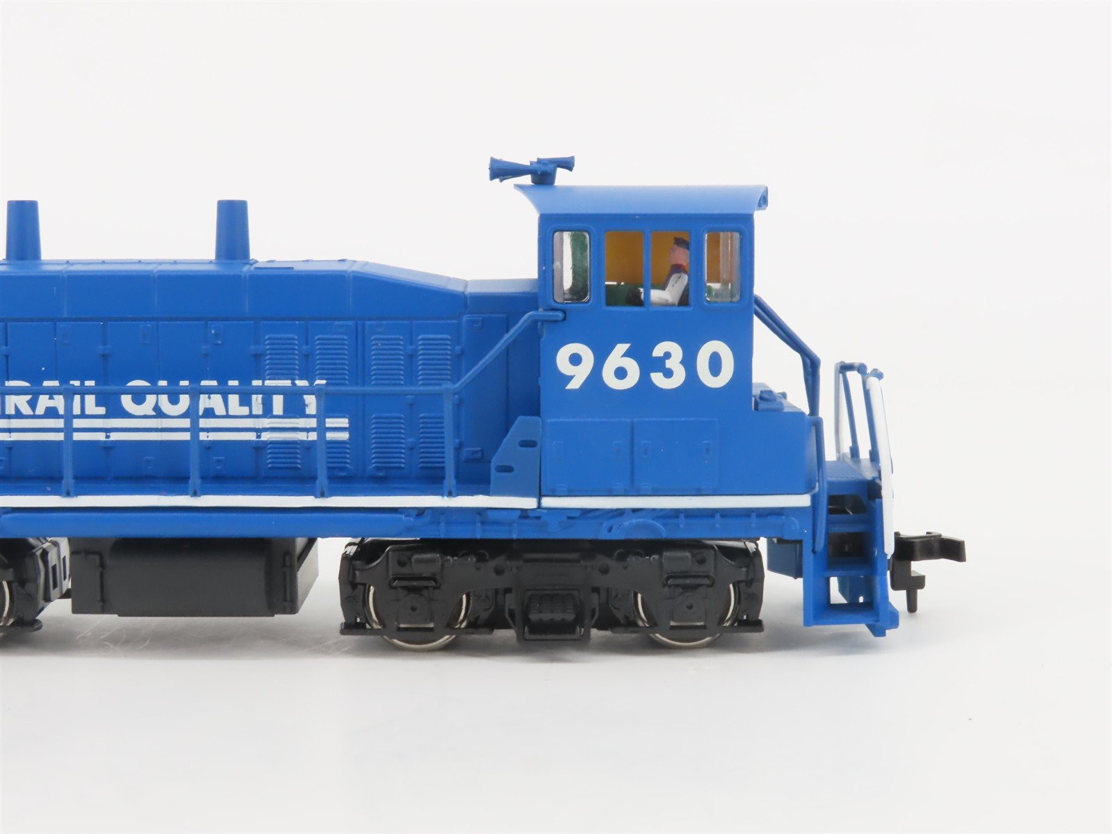 HO Scale Con-Cor 0001-155602 CR Conrail MP15DC Diesel Locomotive #9630