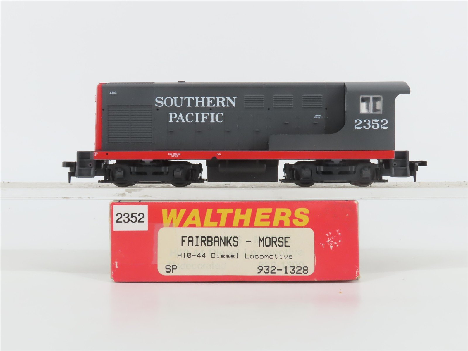 HO Scale Walthers 932-1328 SP Southern Pacific H10-44 Diesel Loco #2352