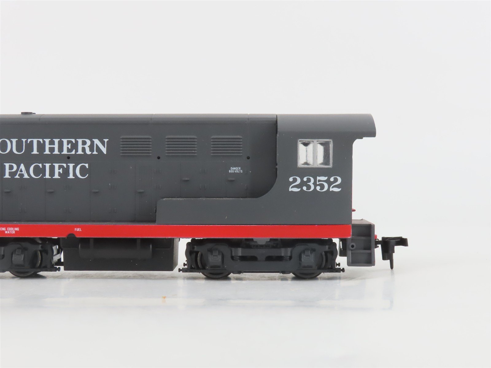 HO Scale Walthers 932-1328 SP Southern Pacific H10-44 Diesel Loco #2352