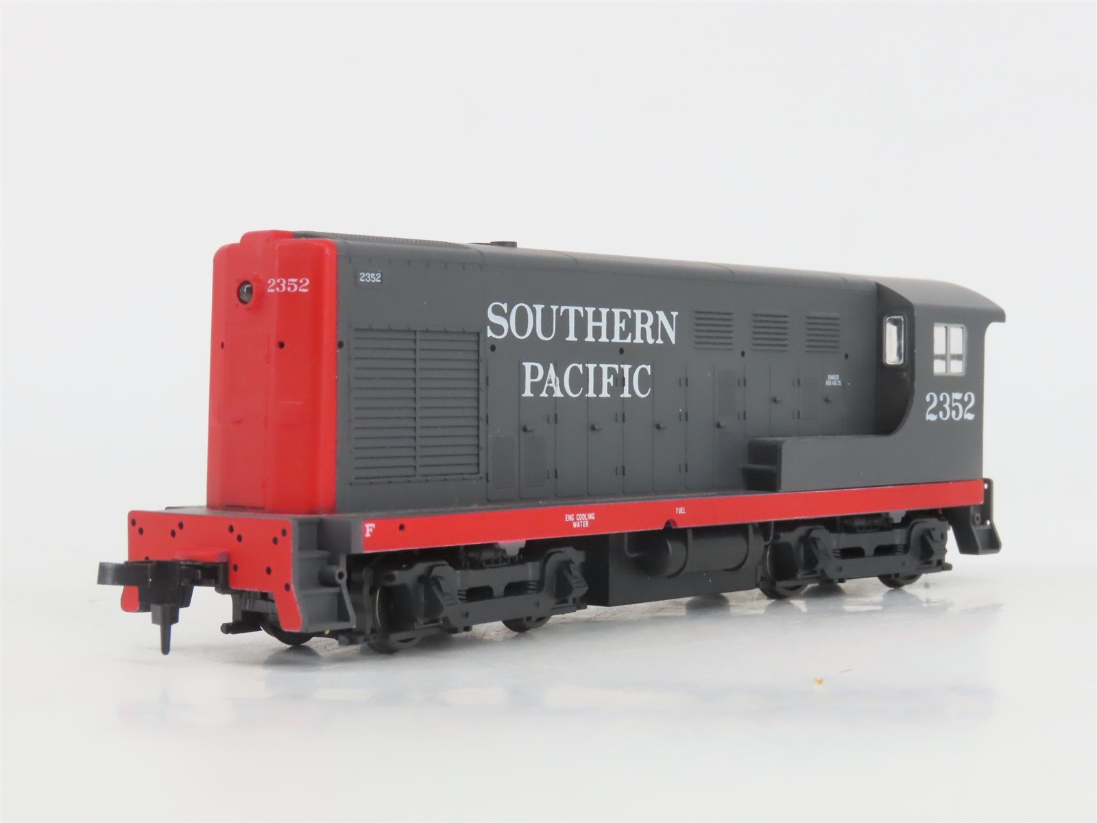 HO Scale Walthers 932-1328 SP Southern Pacific H10-44 Diesel Loco #2352