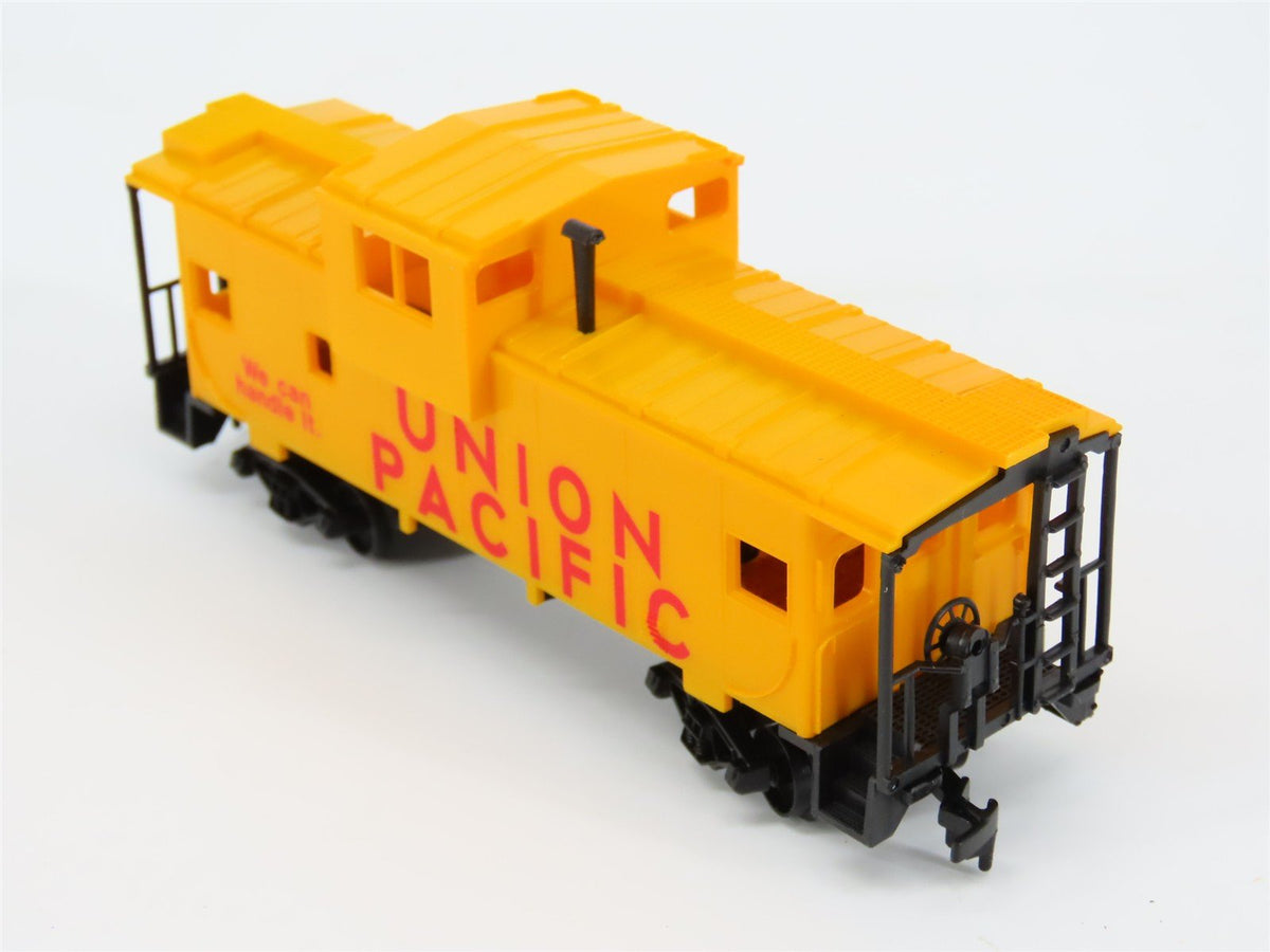 HO Scale AHM UP Union Pacific F45 Diesel Locomotive w/Caboose
