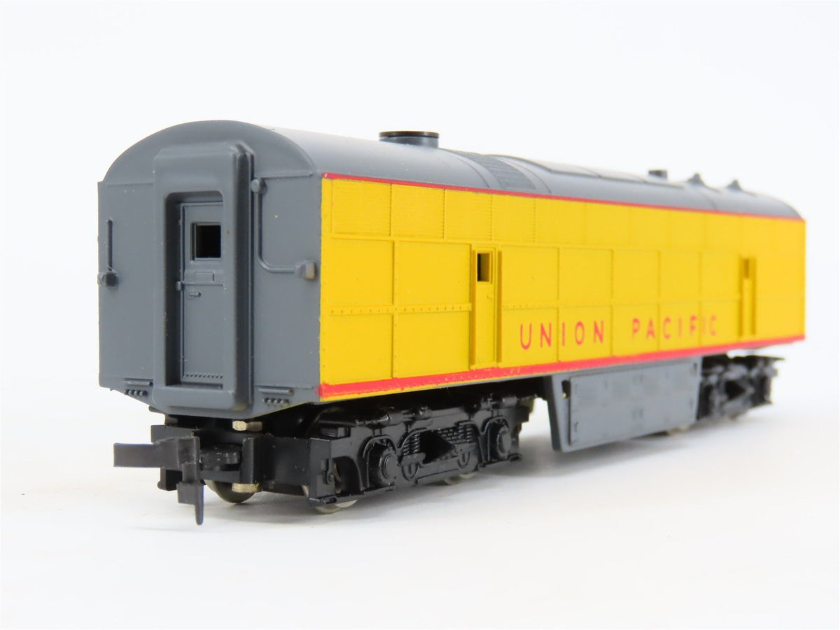 HO Scale AHM 7026D UP Union Pacific FM B Unit Diesel Locomotive UNPOWERED