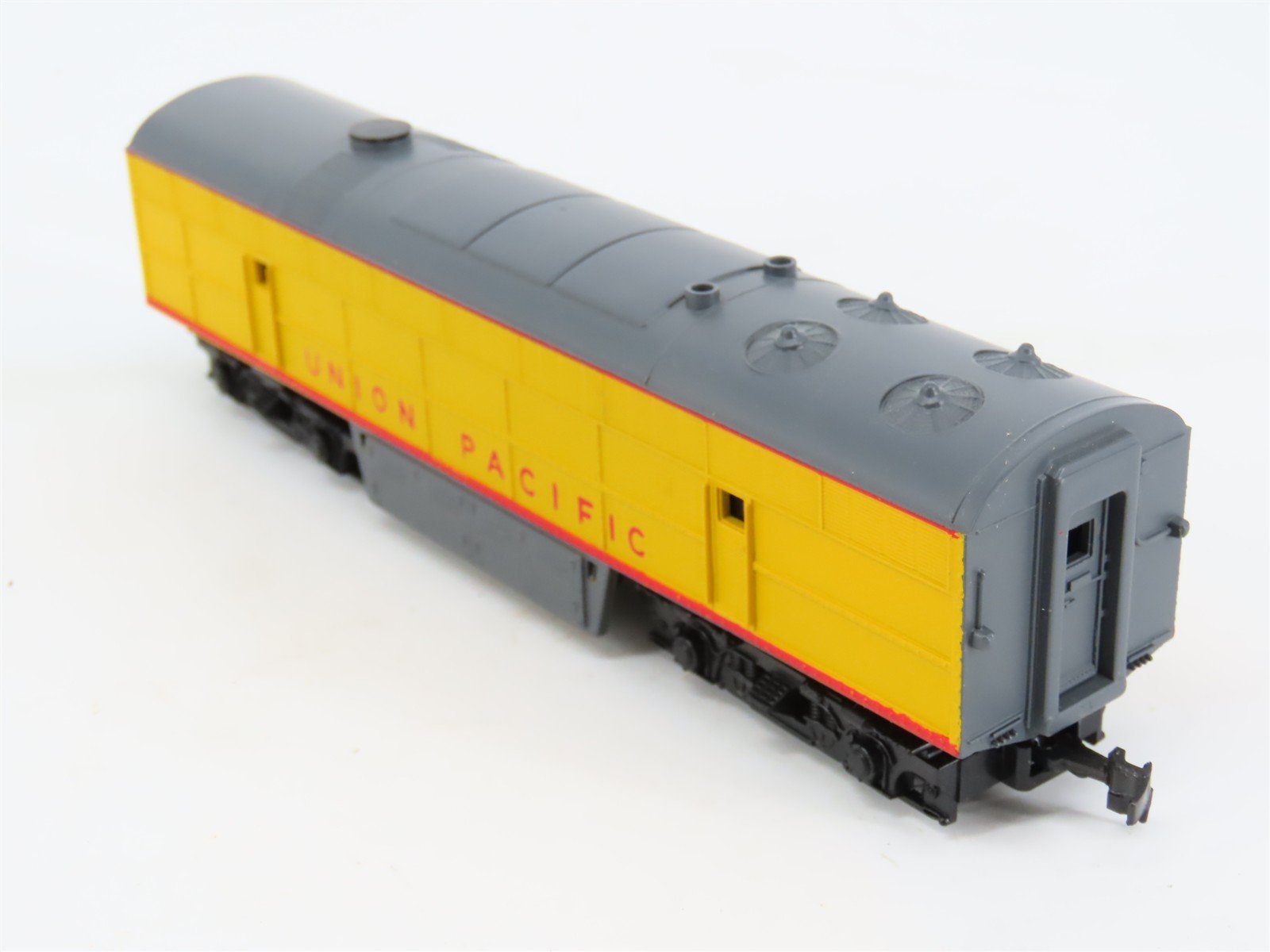 HO Scale AHM 7026D UP Union Pacific FM B Unit Diesel Locomotive UNPOWERED