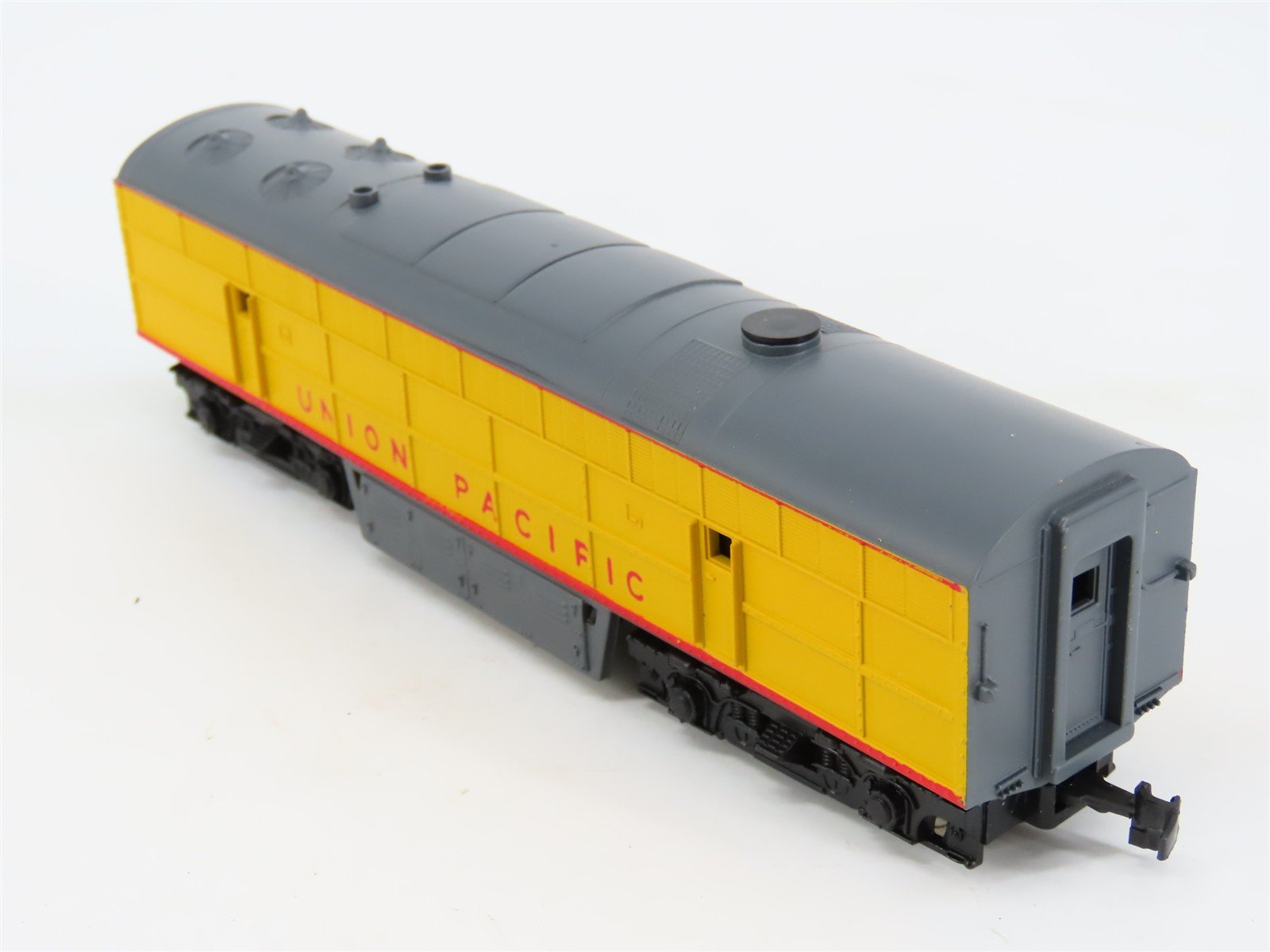 HO Scale AHM 7026D UP Union Pacific FM B Unit Diesel Locomotive UNPOWERED