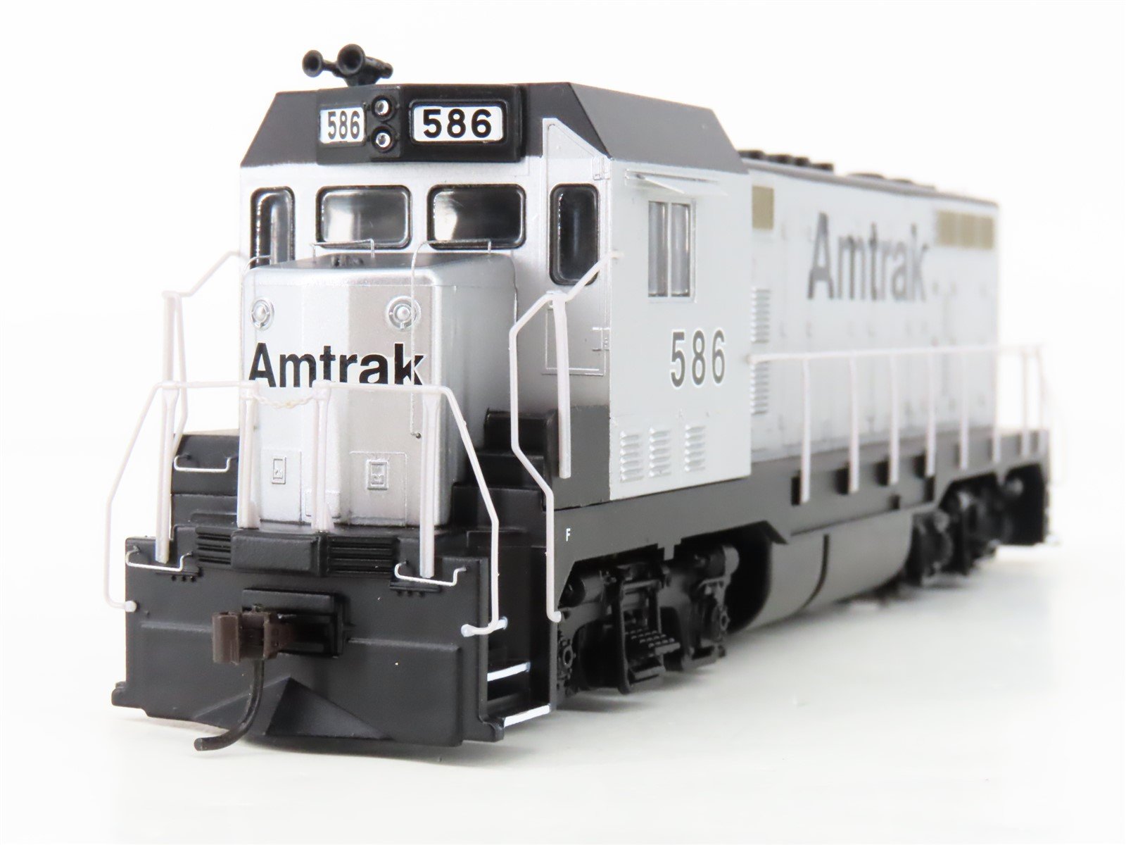 HO Scale Athearn RTR 91538 Amtrak CF7 Diesel Locomotive #586