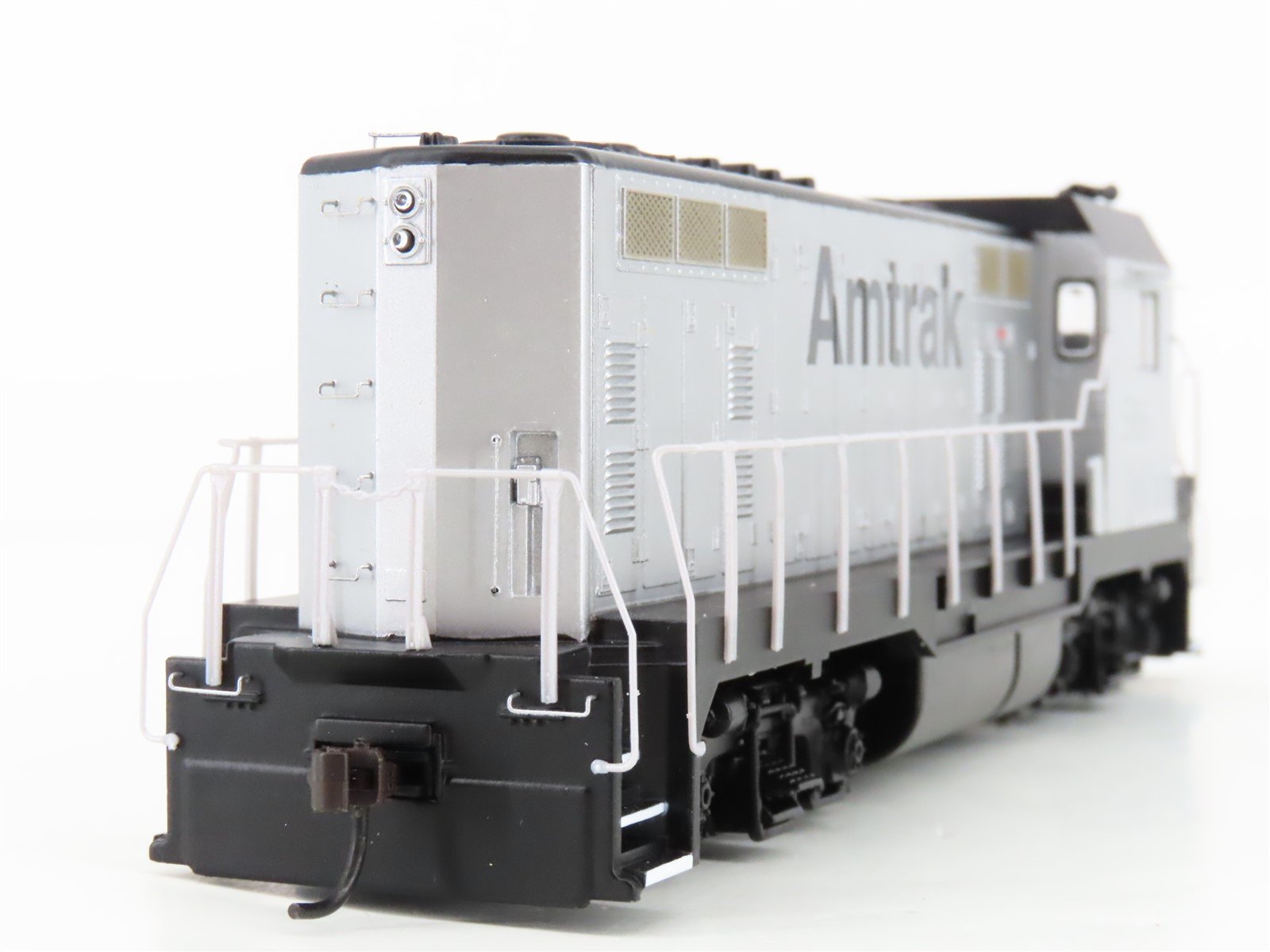 HO Scale Athearn RTR 91538 Amtrak CF7 Diesel Locomotive #586