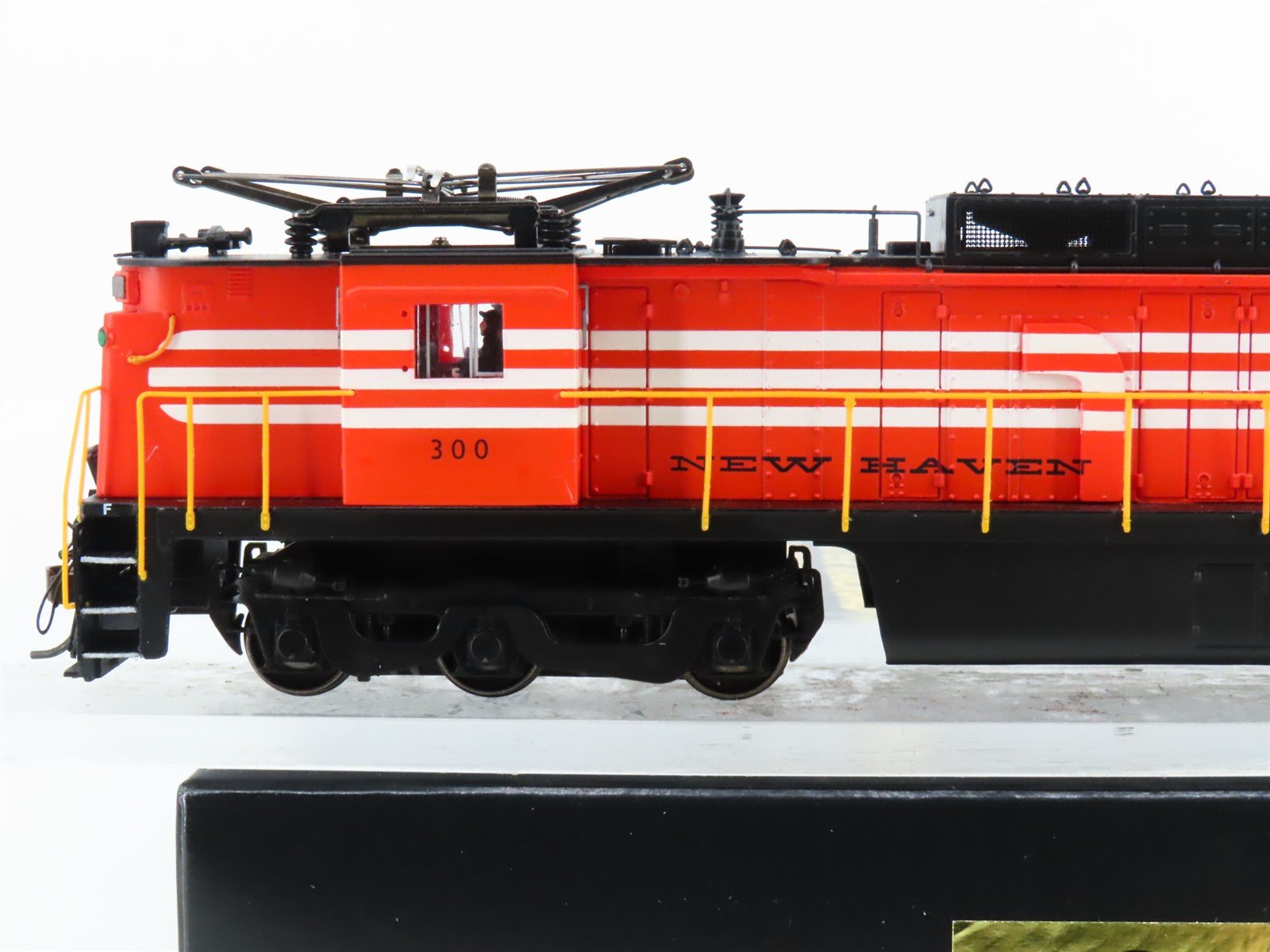 HO Scale Bachmann Spectrum 82404 NH New Haven GE E33 Electric #300 - DCC Ready