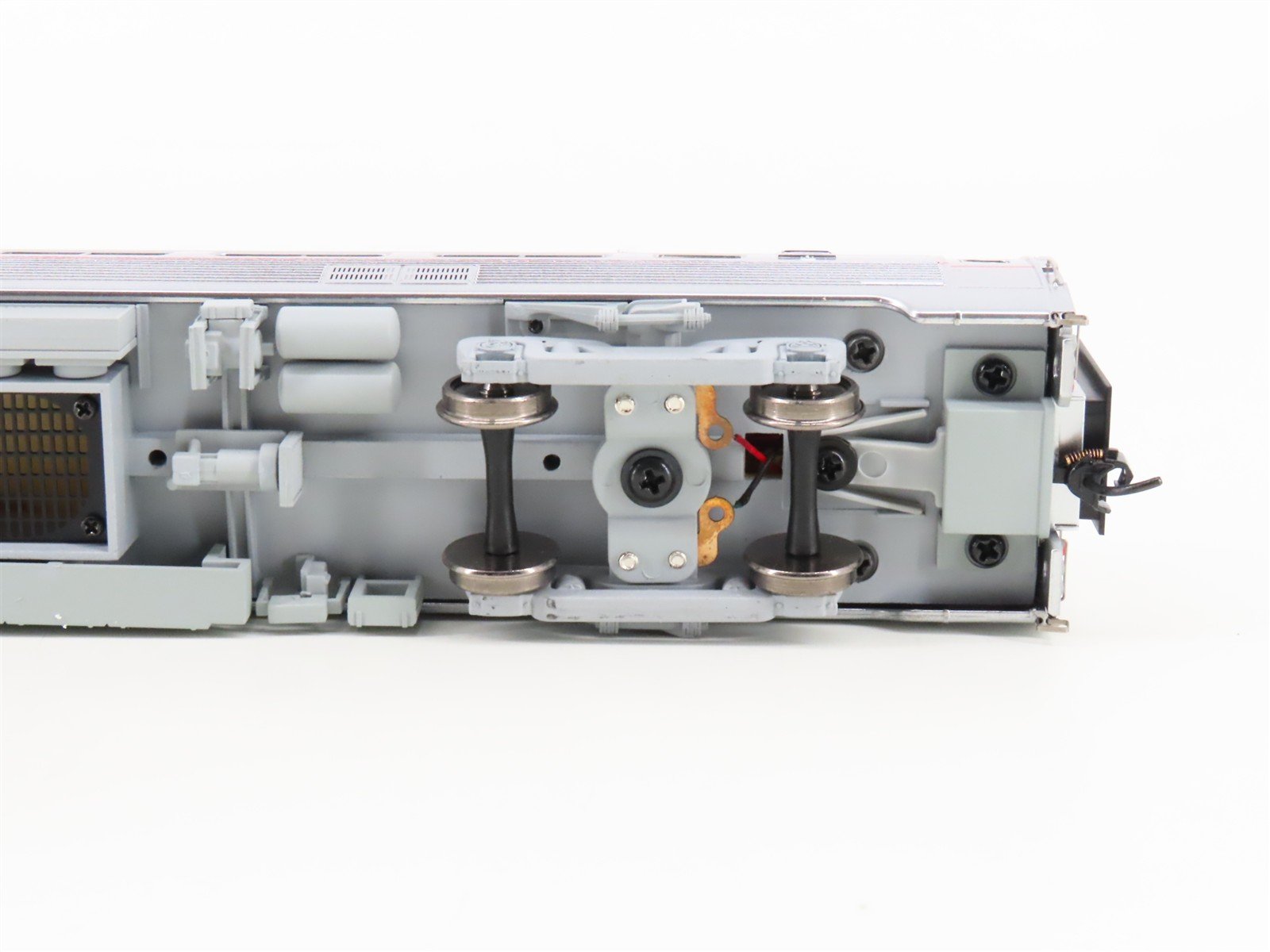 HO Walters Proto 920-13843 Amtrak/PC Metroliner 85' Budd Coach Electric Loco