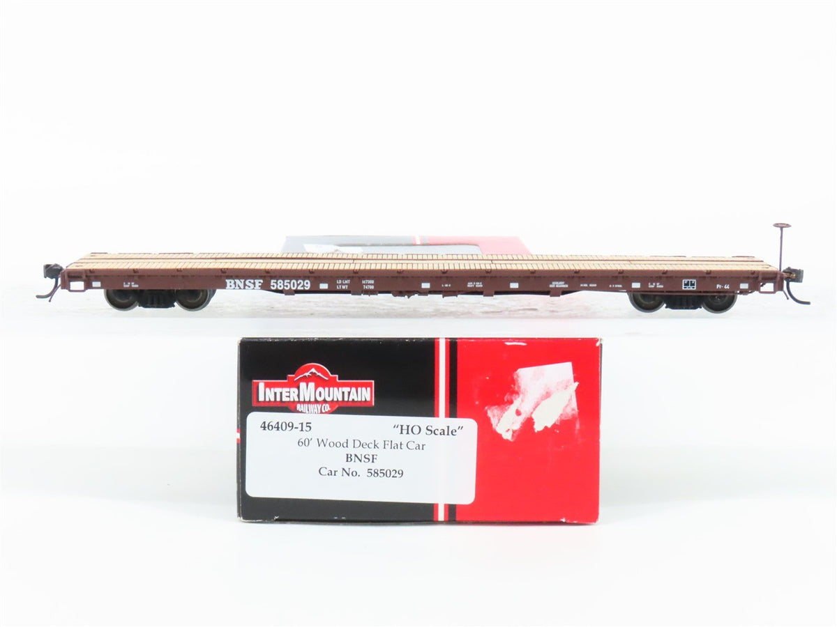 HO Scale InterMountain 46409-15 BNSF Railway 60&#39; Wood Deck Flat Car #585029