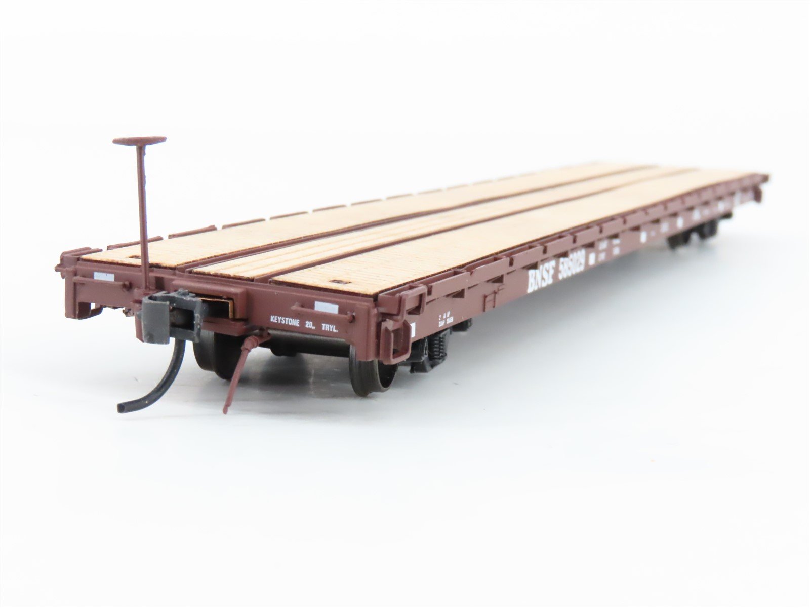 HO Scale InterMountain 46409-15 BNSF Railway 60' Wood Deck Flat Car #585029