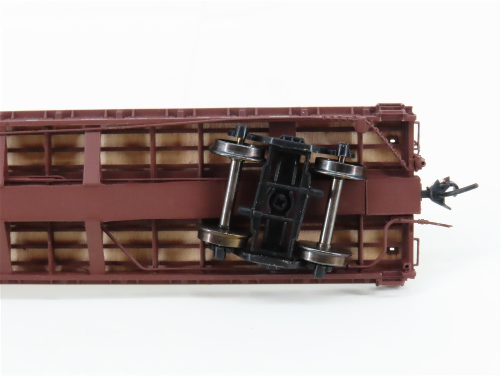 HO Scale InterMountain 46409-15 BNSF Railway 60' Wood Deck Flat Car #585029