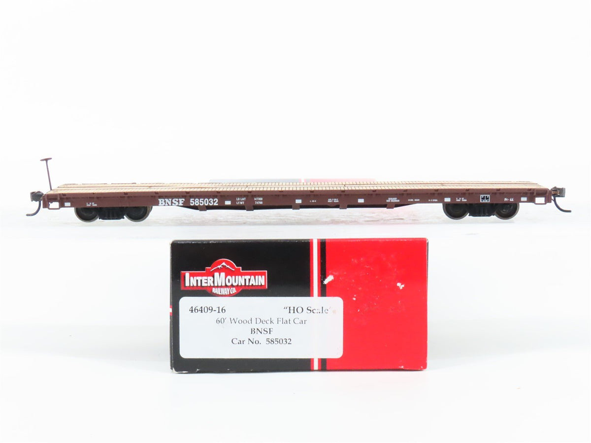 HO Scale InterMountain 46409-16 BNSF Railway 60&#39; Wood Deck Flat Car #585032